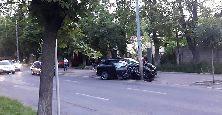 Un nou accident teribil în Chişinău în urma unei curse! Un Porsche făcut zob, un alt Porsche şi un Mercedes s-ar fi întrecut cu acesta