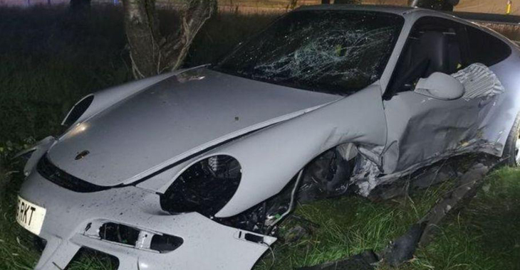 Un adolescent a distrus bolidul părinţilor Porsche 911 GT3 într-o scurtă escapadă nocturnă