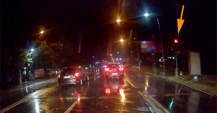 (VIDEO) Trece unul la roşu, trec toţi! Video surprins în Chişinău aseară