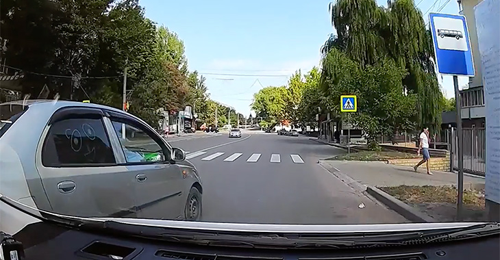 (VIDEO) Situaţie clasică de accident în Chişinău. Are sau nu autorul filmării dreptate?
