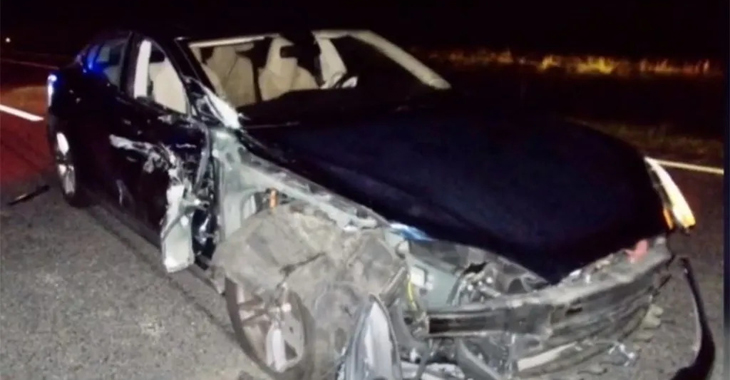 (VIDEO) Culmea prostiei: pilotul automat Tesla a provocat un accident în timp ce şoferul privea un film