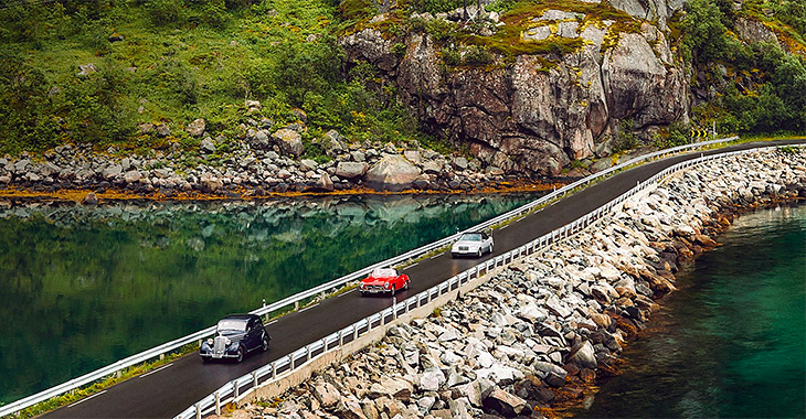 Viaţă de norvegieni pasionaţi de maşini. Trei Mercedesuri din diferite epoci prin privelişti scandinave