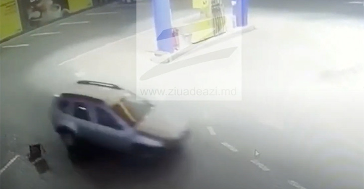 (VIDEO) Imagini îngrozitoare la Cantemir: şoferul unui SUV a trecut de mai multe ori peste oameni într-o staţie peco