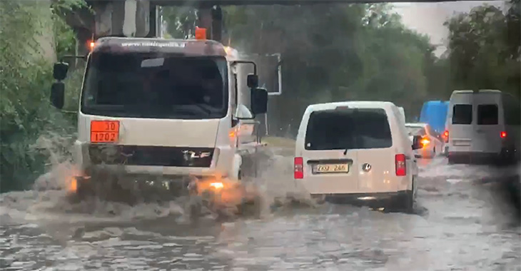 (VIDEO) Cum se circulă pe ploaia de azi din Chişinău: zeci de maşini inundate, gropi imense apărute pe străzi şi trafic îngreunat