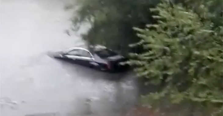 (VIDEO) Un Mercedes-Benz S-Class, înecat pe str. Varniţa din Chişinău. Strada este complet inundată