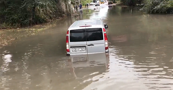 (VIDEO) Momentul în care membrii unui club de offroad salvează un Mercedes din inundaţia de pe Varniţa