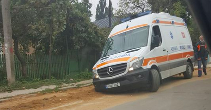 O ambulanţă din Chişinău, victima lucrului de mântuială de pe strada Neculce