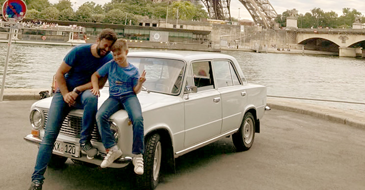 Un tată, un fiu şi o Lada 2101 cu numere de Moldova în Paris! Am aflat povestea moldoveanului din Franţa cu Lada