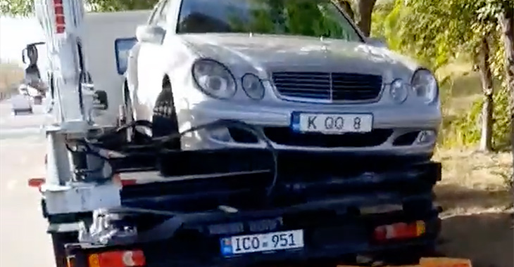 (VIDEO) Prima maşină deteriorată de evacuatoarele noi de la parcarea specială, un Mercedes. Cine achită daunele?