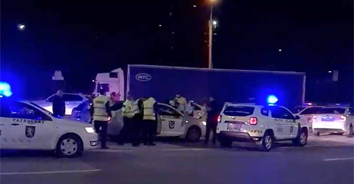 (VIDEO) ULTIMA ORĂ: Circa 10 echipaje de poliţie au reţinut un Audi şi ocupanţii săi în Chişinău!