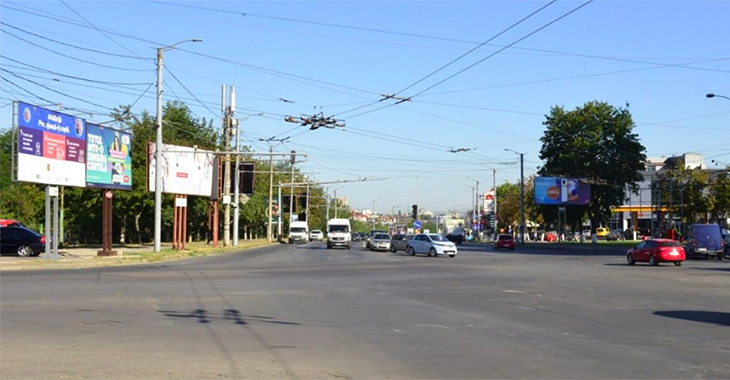 Haosul publicităţii stradale din Chişinău, în cifre: 21 de panouri publicitare se luptau pentru atenţia şoferilor la o intersecţie!