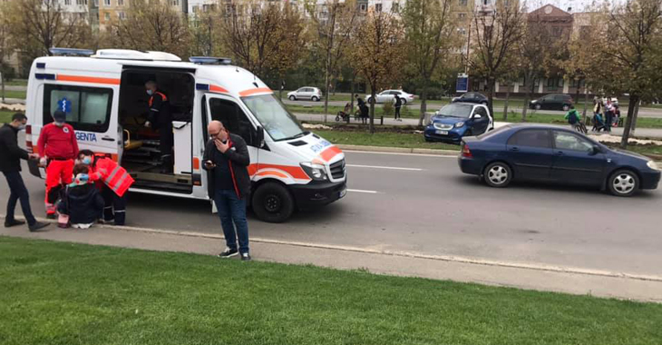 Chişinău: o şoferiţă a uitat să tragă frâna de mână şi maşina sa a doborât o femeie