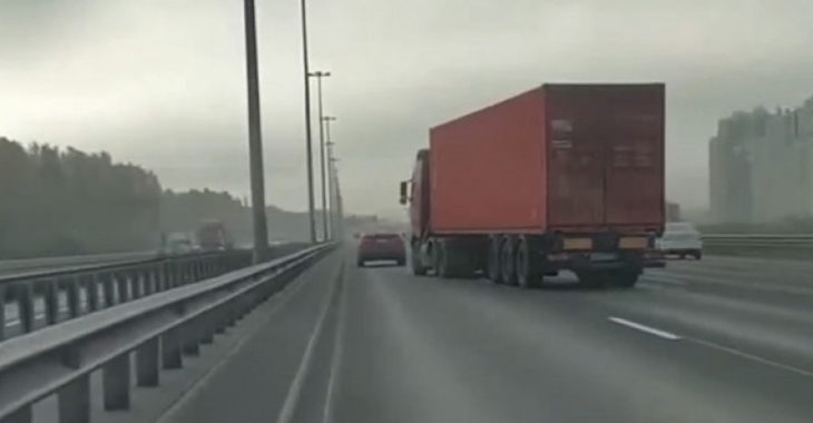 (VIDEO) Un camion a devenit incontrolabil pe o autostradă din Rusia, după ce şoferul a decedat la volan