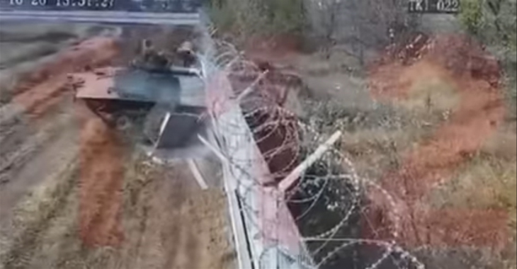 (VIDEO) Alcoolul şi tancul: militarii ruşi au intrat cu un BMP-3 în zidul unui aeroport
