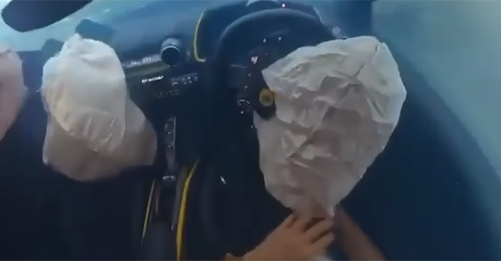 (VIDEO) Cum declanşează un airbag în viaţa reală: demonstrat pe un Ferrari, cu camera vlogger-ului