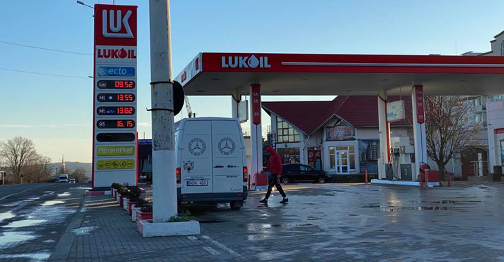 Scumpiri de carburant la sfârşit de an! Cât costă acum benzina şi motorina în Moldova?