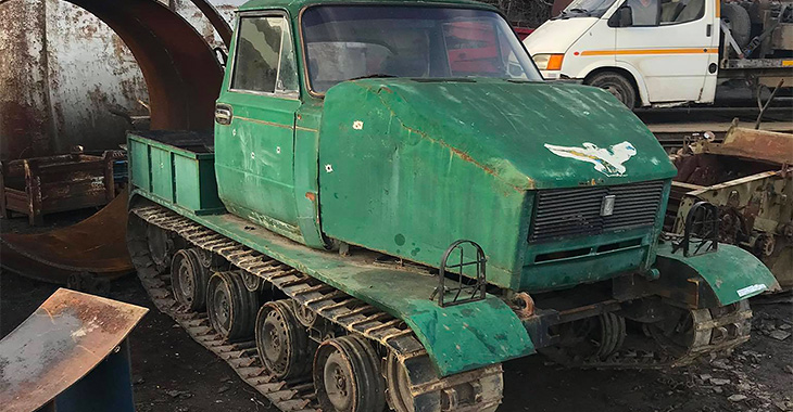 Descoperire la fier vechi în Moldova: o Lada transformată în tanc cu şenile. Se caută autorul moldovean