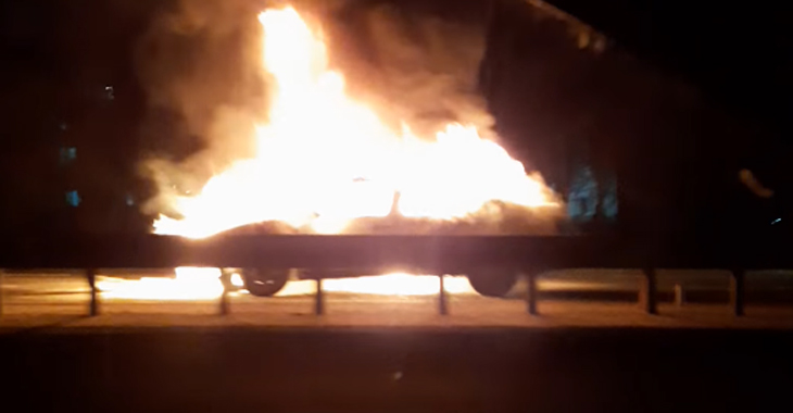 (VIDEO) O maşină a ars complet în această seară în apropiere de Stăuceni