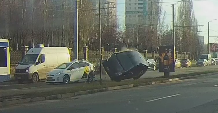 (VIDEO) Un taximetru s-a răsturnat pe viaduct după un accident îngrozitor în această după-amiază