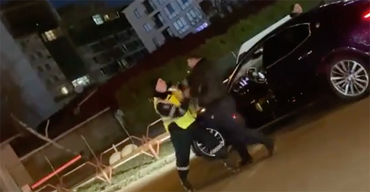 (VIDEO) Bătaie între un şofer şi un poliţist, surprinsă în Chişinău