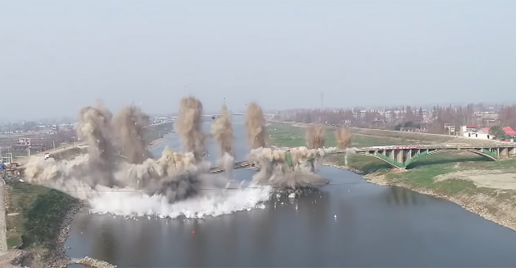 (VIDEO) Cum demolaţi un pod în doar 10 secunde? Reţeta chinezilor cu mult exploziv