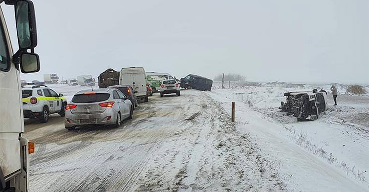 Haos pe traseul Comrat - Ciucur Mingir, în sudul Moldovei: minim 3 microbuze accidentate, camioane blocate