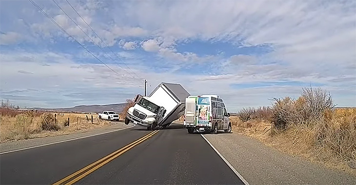 (VIDEO) Curba strânsă răstoarnă camionul mare: accident spectaculos surprins de o cameră de bord în SUA