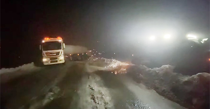 (VIDEO) Camion moldovenesc, scos din nămeţi de către un voluntar 4x4 lângă Odesa, Ucraina