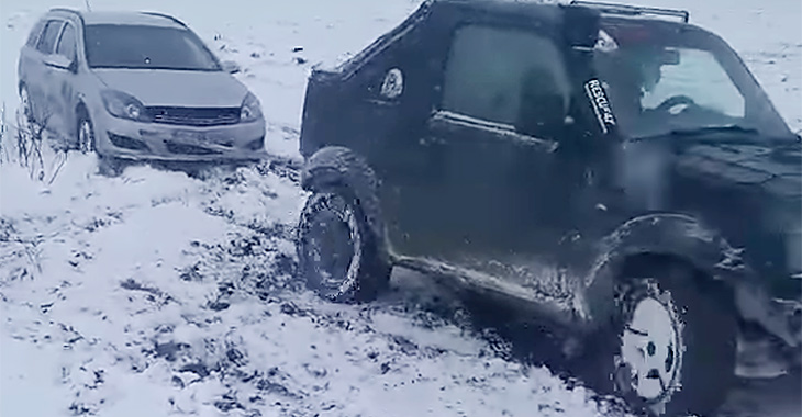 (VIDEO) Salvarea unui Opel din mrejele zăpezii şi noroiului la Ştefan Vodă