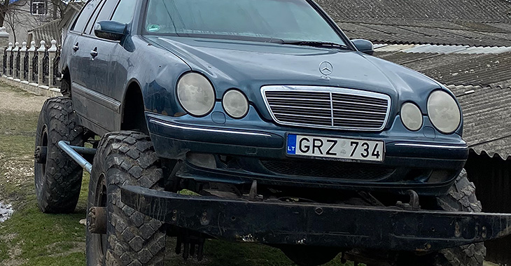 Imaginea zilei: Mercedesul din nordul Moldovei, un E-Class W210 transformat în offroader