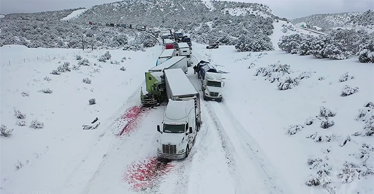 (VIDEO) Un accident între trei camioane pe o autostradă din SUA a blocat alte sute de camioane aproape 24 ore