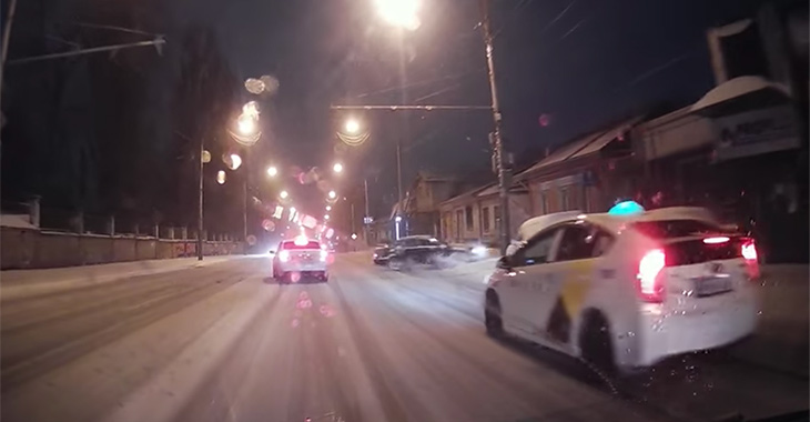 (VIDEO) Accident cu un BMW pe zăpadă, surprins de o cameră de bord în Chişinău