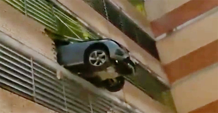 Un Mercedes-Benz a spart peretele unei parcări din Moscova, fiind la un pas de a cădea în gol