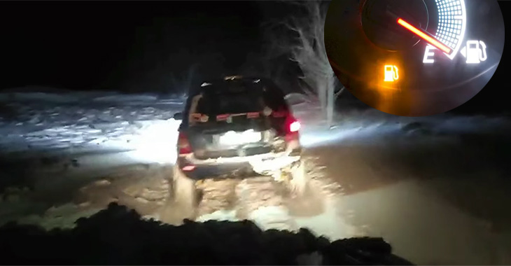 (VIDEO) Familie cu copii în maşină şi rezervor aproape la zero, blocată în zăpadă pe un deal şi recuperată de voluntari