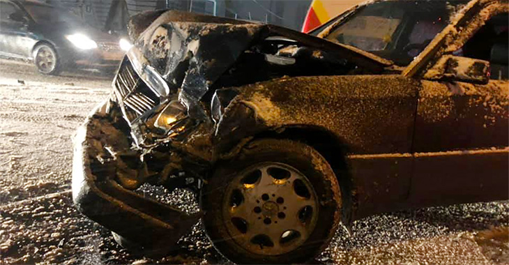 Ghinionul unui şofer din Chişinău: maşina sa, puternic accidentată azi, de un şofer care circula cu anvelope de vară!