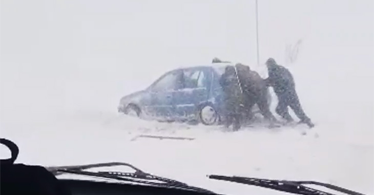 Gest nemaivăzut al poliţiei de frontieră din Moldova: oameni deblocaţi din zăpadă, cazaţi direct la punctul vamal