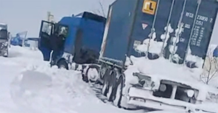 (VIDEO) Camioanele nimănui: şoferii blocaţi în zăpezile dintre două vămi, fără ajutor de 3 zile