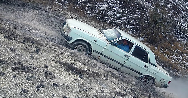 (VIDEO) Bunicul cu Volga în offroad: ce poate face un sedan cu tracţiune spate acolo unde nu-i e locul