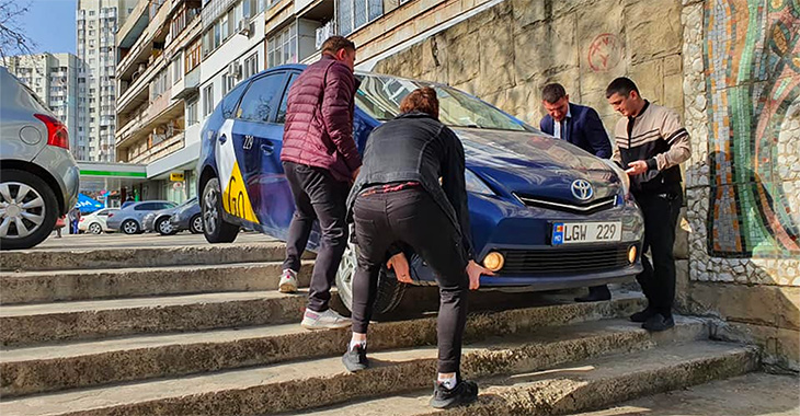 Imaginea zilei: un taxi Toyota Prius a ajuns pe scările pietonale în Chişinău