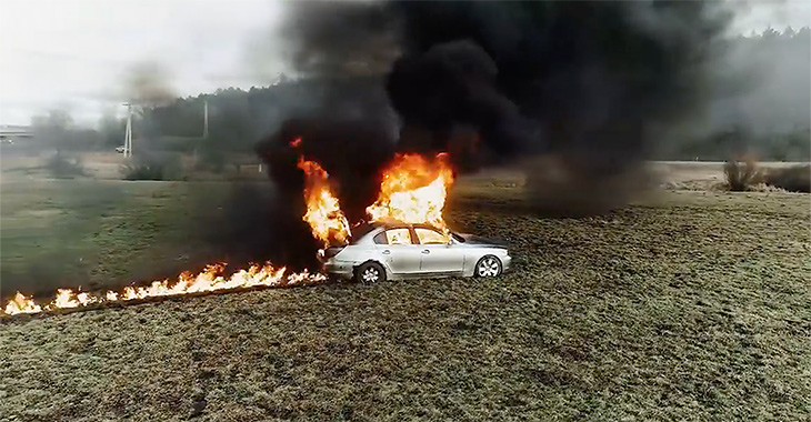Încă un vlogger moldovean şi-a incendat maşina: de această dată un BMW cu numere lituaniene