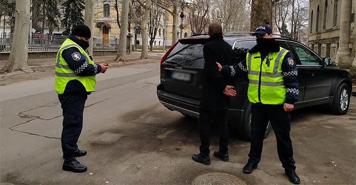 Caz bizar în Chişinău: poliţiştii de patrulare au arestat un pieton care mergea pe carosabil, după ce i-a ameninţat
