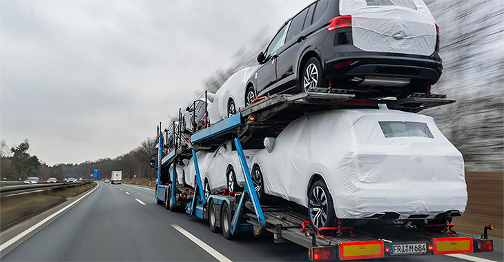 Un şofer de trailer ce transporta automobile, arestat în Germania pentru că în portbagajul unei maşini urcase un imigrant