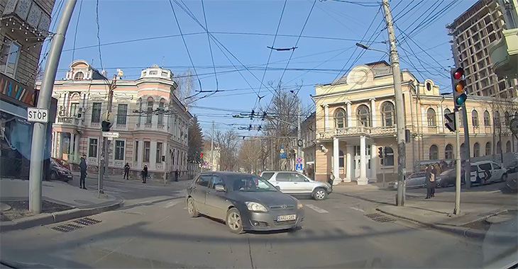 (VIDEO) Cu Toyota pe contrasens în Chişinău, pe banda destinată troleibuzelor