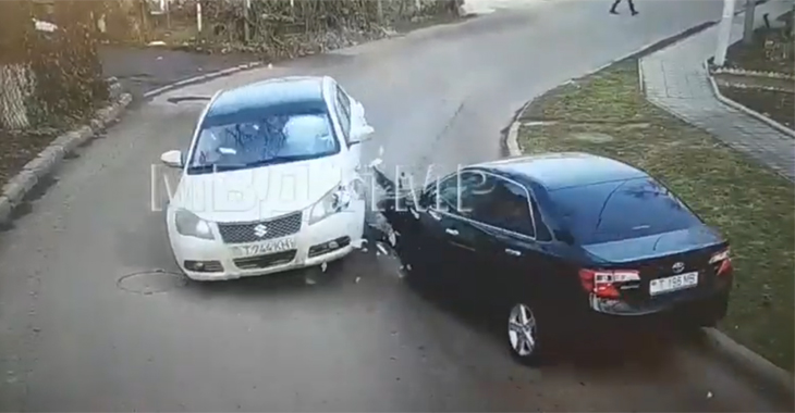 (VIDEO) Accident ciudat în această dimineaţă la Tiraspol: maşini puternic avariate din cauza imprudenţei