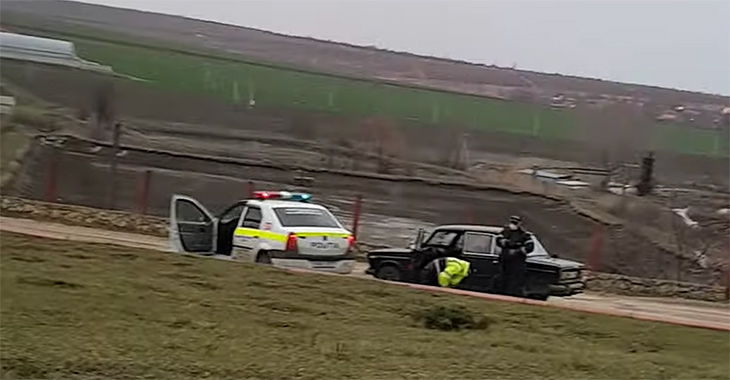 (VIDEO) Momentul reţinerii şoferului de Lada, care fugea de poliţie prin Nimoreni