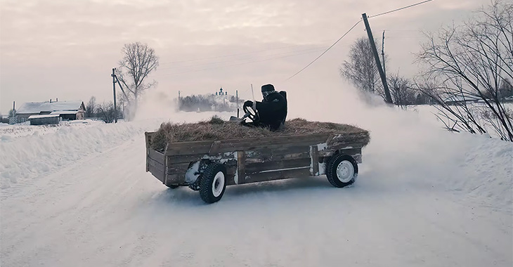(VIDEO) Cum a fost construită căruţa rusească, ce poate merge în derapaje controlate