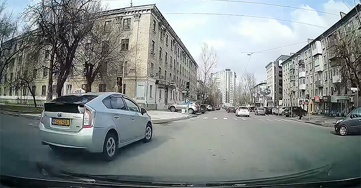 (VIDEO) Aceeaşi intersecţie a străzii Puşkin din Chişinău, un taximetrist la un pas de a provoca un nou accident