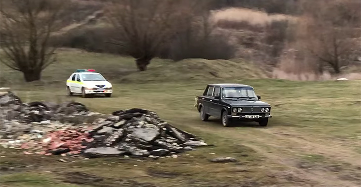 (VIDEO) Urmărire ca-n filme a unei Lada de către poliţie în satul Nimoreni din Moldova