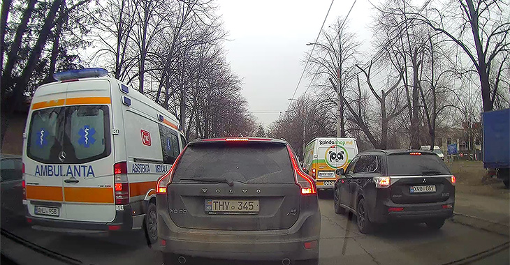 (VIDEO) Cu Maserati, în spatele ambulanţei în Chişinău, profitând de girofarul ei