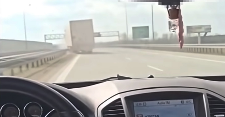 (VIDEO) Şofer ucrainean de camion, filmat în Polonia cum conduce beat dintr-o barieră în alta a autostrăzii